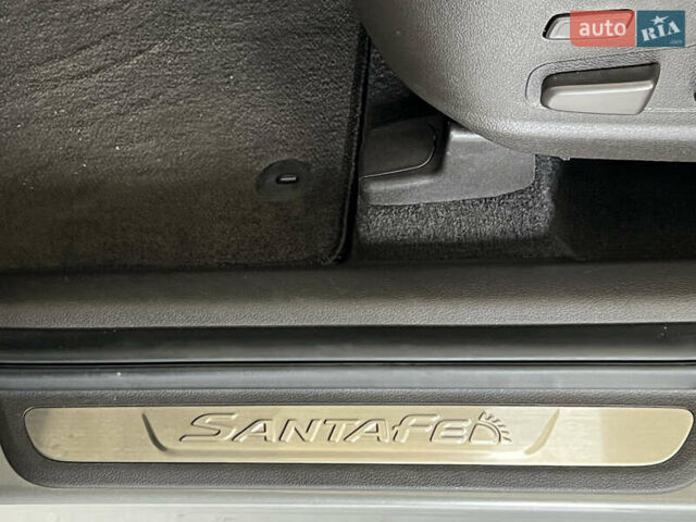 Серый Хендай Санта Фе, объемом двигателя 2.2 л и пробегом 30 тыс. км за 35000 $, фото 25 на Automoto.ua
