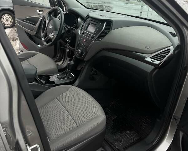 Серый Хендай Санта Фе, объемом двигателя 2.36 л и пробегом 50 тыс. км за 16500 $, фото 9 на Automoto.ua