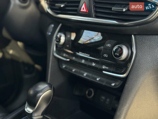 Серый Хендай Санта Фе, объемом двигателя 2 л и пробегом 148 тыс. км за 24400 $, фото 22 на Automoto.ua