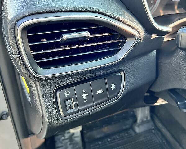 Серый Хендай Санта Фе, объемом двигателя 2 л и пробегом 147 тыс. км за 24500 $, фото 10 на Automoto.ua