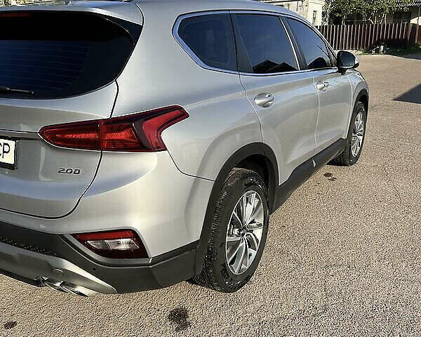 Серый Хендай Санта Фе, объемом двигателя 2 л и пробегом 147 тыс. км за 24500 $, фото 4 на Automoto.ua