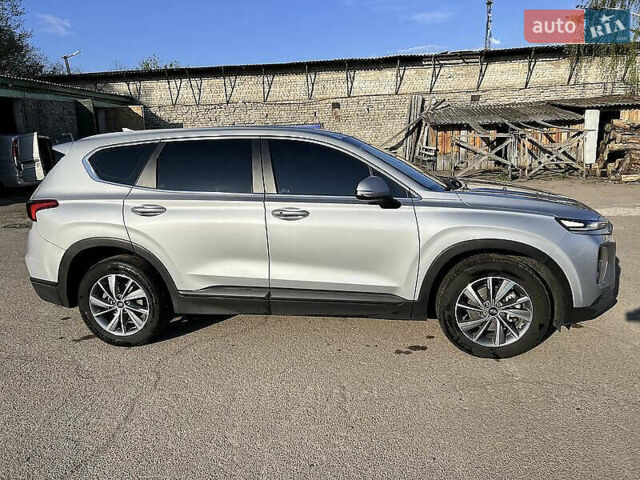 Серый Хендай Санта Фе, объемом двигателя 2 л и пробегом 147 тыс. км за 24500 $, фото 2 на Automoto.ua