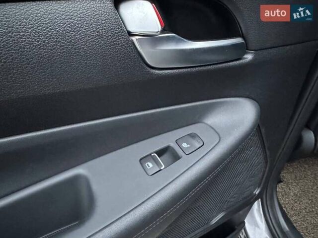 Серый Хендай Санта Фе, объемом двигателя 2 л и пробегом 95 тыс. км за 25500 $, фото 27 на Automoto.ua