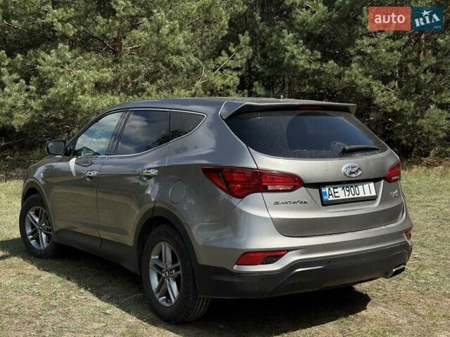 Серый Хендай Санта Фе, объемом двигателя 2.36 л и пробегом 50 тыс. км за 16500 $, фото 4 на Automoto.ua