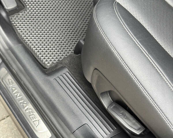 Серый Хендай Санта Фе, объемом двигателя 2 л и пробегом 138 тыс. км за 28900 $, фото 11 на Automoto.ua