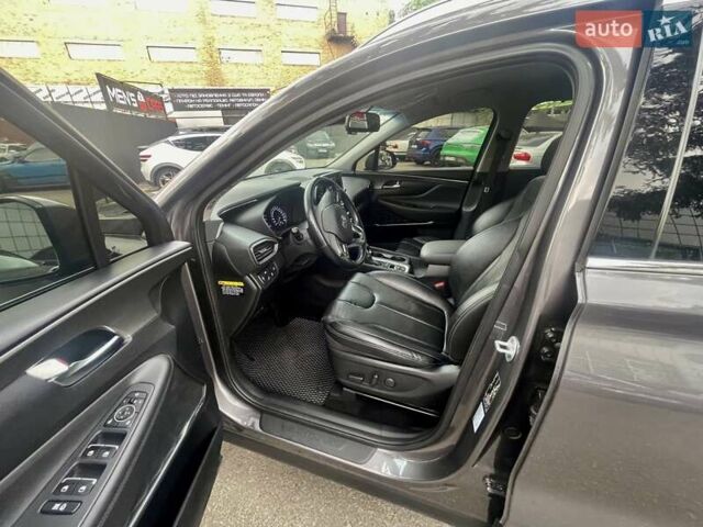 Серый Хендай Санта Фе, объемом двигателя 2 л и пробегом 141 тыс. км за 30500 $, фото 12 на Automoto.ua