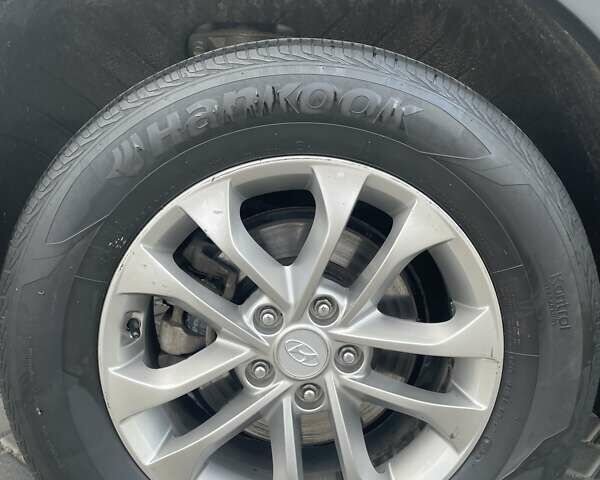 Серый Хендай Санта Фе, объемом двигателя 2.36 л и пробегом 99 тыс. км за 19800 $, фото 24 на Automoto.ua