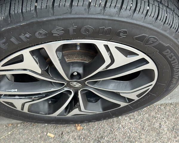 Серый Хендай Санта Фе, объемом двигателя 2 л и пробегом 138 тыс. км за 28900 $, фото 4 на Automoto.ua