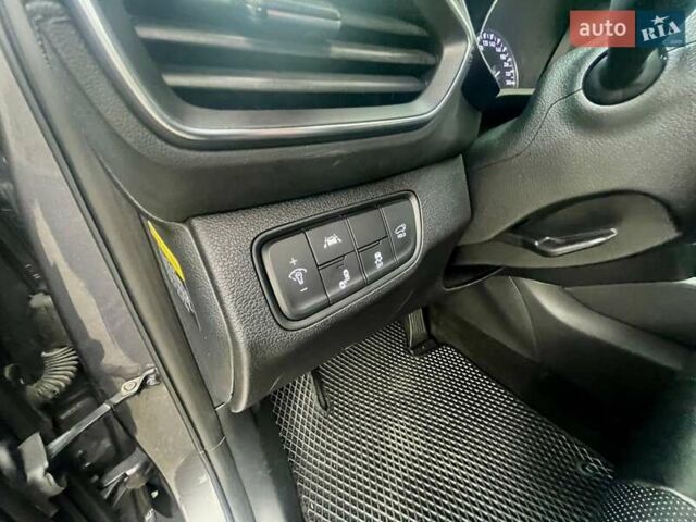 Серый Хендай Санта Фе, объемом двигателя 2 л и пробегом 141 тыс. км за 30500 $, фото 15 на Automoto.ua