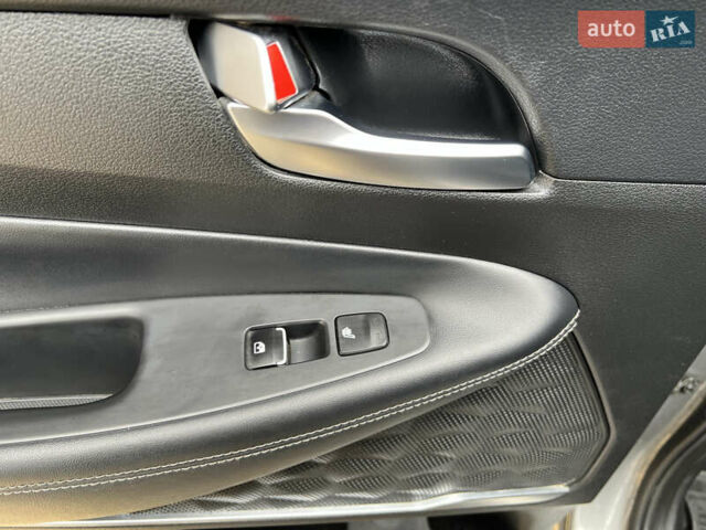 Серый Хендай Санта Фе, объемом двигателя 2.2 л и пробегом 95 тыс. км за 25999 $, фото 31 на Automoto.ua