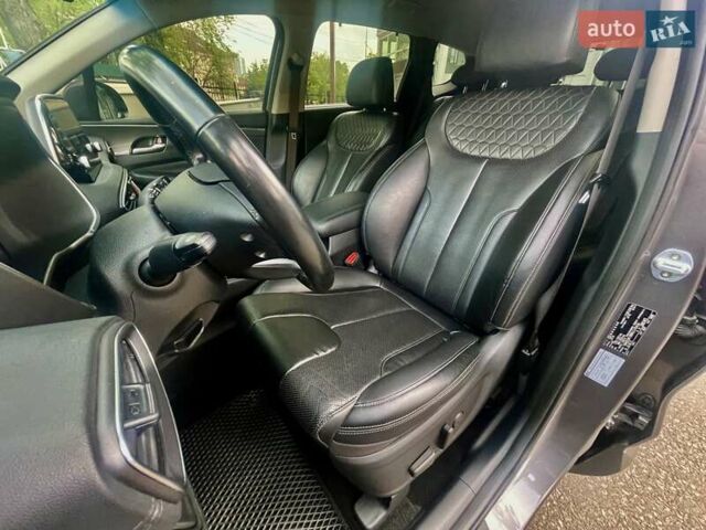 Серый Хендай Санта Фе, объемом двигателя 2 л и пробегом 141 тыс. км за 30500 $, фото 13 на Automoto.ua