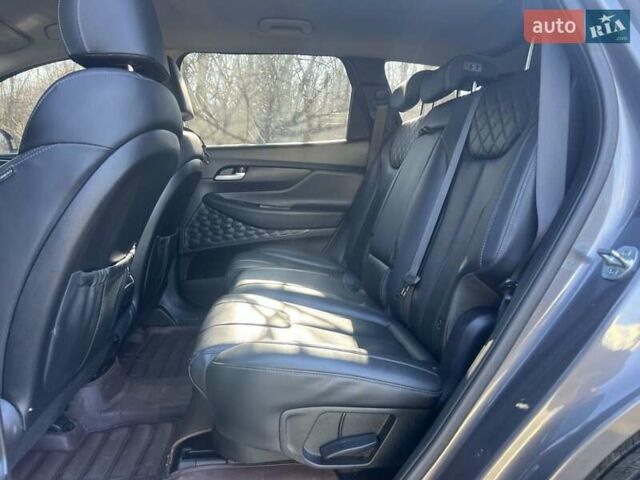 Серый Хендай Санта Фе, объемом двигателя 2.15 л и пробегом 113 тыс. км за 29700 $, фото 3 на Automoto.ua