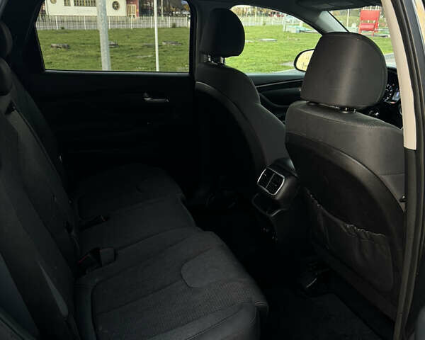 Серый Хендай Санта Фе, объемом двигателя 2.36 л и пробегом 170 тыс. км за 18600 $, фото 66 на Automoto.ua