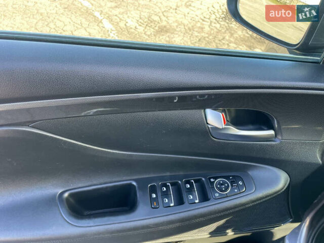 Серый Хендай Санта Фе, объемом двигателя 2.15 л и пробегом 169 тыс. км за 33950 $, фото 31 на Automoto.ua