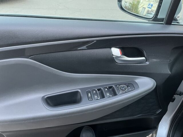 Серый Хендай Санта Фе, объемом двигателя 0 л и пробегом 84 тыс. км за 28300 $, фото 4 на Automoto.ua