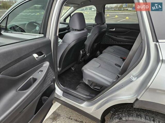 Серый Хендай Санта Фе, объемом двигателя 2.5 л и пробегом 68 тыс. км за 27800 $, фото 5 на Automoto.ua