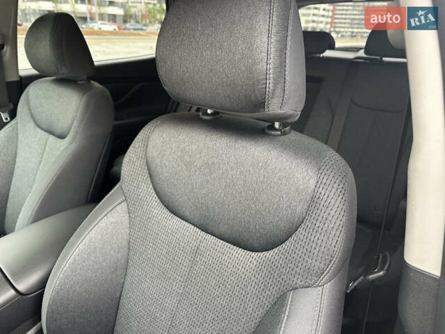 Серый Хендай Санта Фе, объемом двигателя 2.5 л и пробегом 17 тыс. км за 31500 $, фото 5 на Automoto.ua