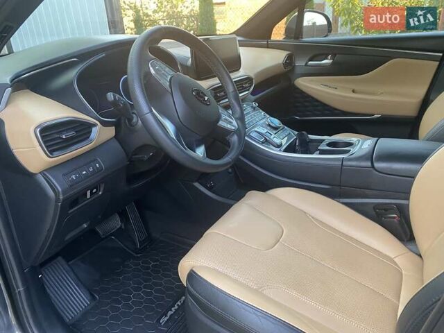 Серый Хендай Санта Фе, объемом двигателя 2.5 л и пробегом 22 тыс. км за 42000 $, фото 2 на Automoto.ua