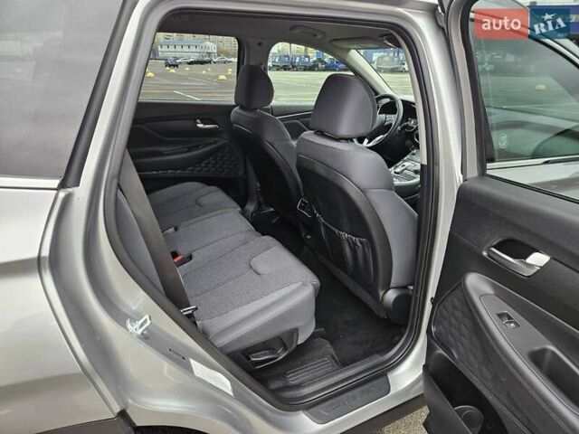 Серый Хендай Санта Фе, объемом двигателя 2.5 л и пробегом 68 тыс. км за 27800 $, фото 6 на Automoto.ua