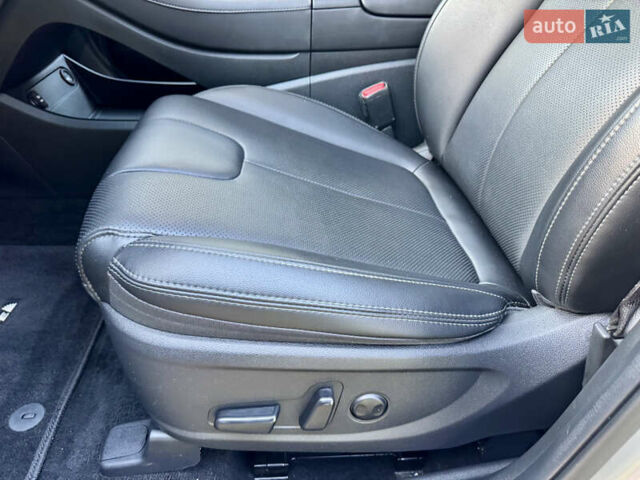 Серый Хендай Санта Фе, объемом двигателя 1.6 л и пробегом 51 тыс. км за 37900 $, фото 31 на Automoto.ua