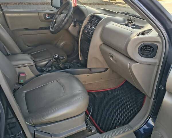 Хендай Санта Фе 2004 в Черкассах на Automoto.ua Синий Хендай Санта Фе, объемом двигателя 1.99 л и пробегом 355 тыс. км за 4900 $, фото 4 на Automoto.ua