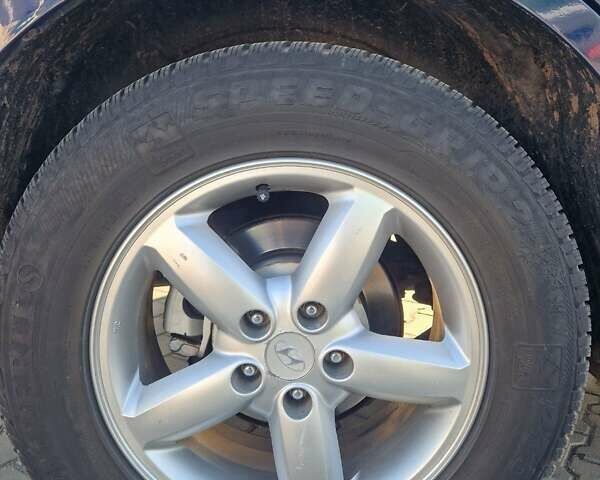 Синий Хендай Санта Фе, объемом двигателя 2.19 л и пробегом 245 тыс. км за 9400 $, фото 4 на Automoto.ua