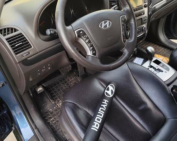 Синий Хендай Санта Фе, объемом двигателя 2.2 л и пробегом 170 тыс. км за 13000 $, фото 5 на Automoto.ua