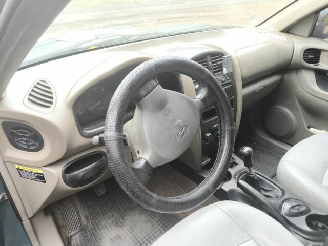 Зелений Хендай Санта Фе, об'ємом двигуна 2 л та пробігом 280 тис. км за 2222 $, фото 9 на Automoto.ua