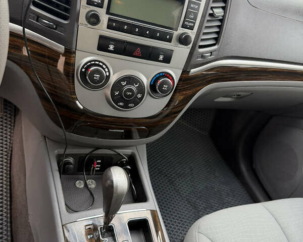 Зеленый Хендай Санта Фе, объемом двигателя 2.36 л и пробегом 180 тыс. км за 9800 $, фото 11 на Automoto.ua