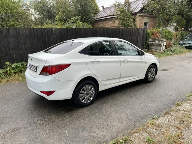 Белый Хендай Соларис, объемом двигателя 1.6 л и пробегом 260 тыс. км за 5500 $, фото 4 на Automoto.ua