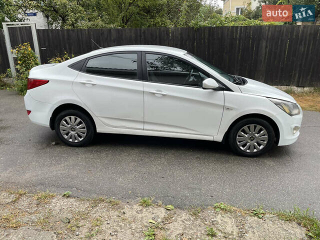 Белый Хендай Соларис, объемом двигателя 1.59 л и пробегом 250 тыс. км за 5200 $, фото 6 на Automoto.ua