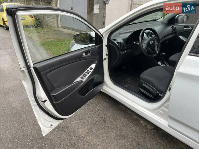 Белый Хендай Соларис, объемом двигателя 1.59 л и пробегом 250 тыс. км за 5200 $, фото 12 на Automoto.ua