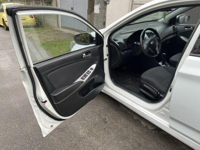 Белый Хендай Соларис, объемом двигателя 1.6 л и пробегом 260 тыс. км за 5500 $, фото 10 на Automoto.ua