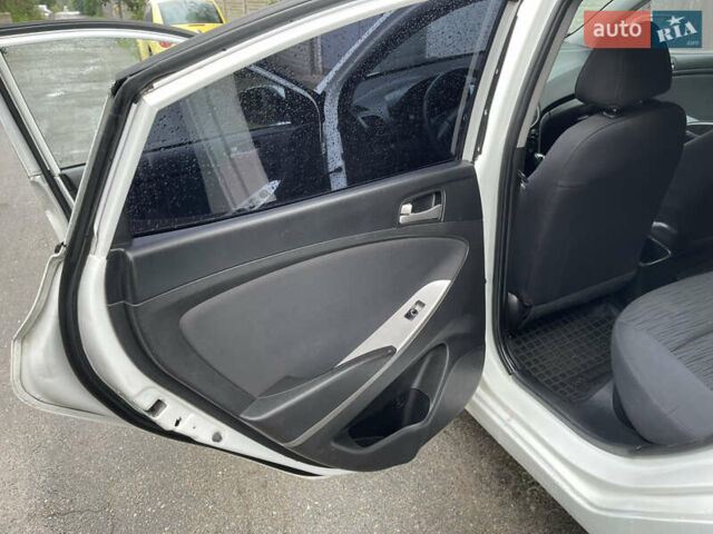 Белый Хендай Соларис, объемом двигателя 1.59 л и пробегом 250 тыс. км за 5200 $, фото 16 на Automoto.ua
