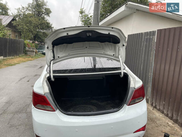 Белый Хендай Соларис, объемом двигателя 1.59 л и пробегом 250 тыс. км за 5200 $, фото 18 на Automoto.ua