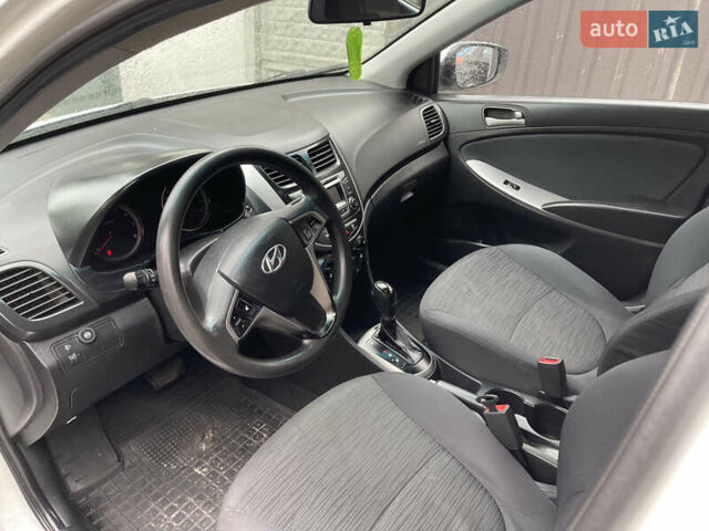 Белый Хендай Соларис, объемом двигателя 1.59 л и пробегом 250 тыс. км за 5200 $, фото 13 на Automoto.ua