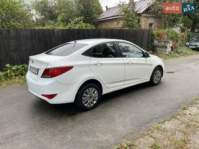 Белый Хендай Соларис, объемом двигателя 1.59 л и пробегом 250 тыс. км за 5200 $, фото 5 на Automoto.ua
