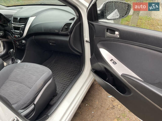 Белый Хендай Соларис, объемом двигателя 1.59 л и пробегом 250 тыс. км за 5200 $, фото 17 на Automoto.ua