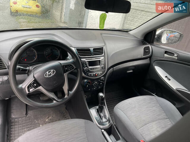 Белый Хендай Соларис, объемом двигателя 1.59 л и пробегом 250 тыс. км за 5200 $, фото 15 на Automoto.ua