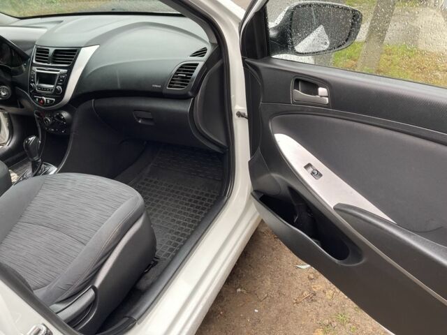 Белый Хендай Соларис, объемом двигателя 1.6 л и пробегом 260 тыс. км за 5500 $, фото 9 на Automoto.ua