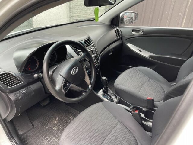 Белый Хендай Соларис, объемом двигателя 1.6 л и пробегом 260 тыс. км за 5500 $, фото 15 на Automoto.ua