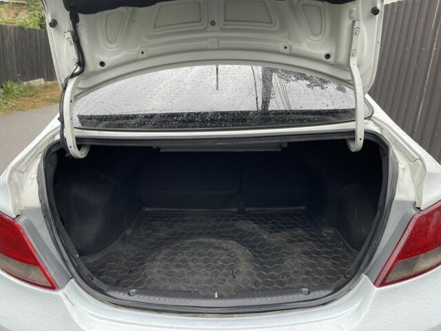 Белый Хендай Соларис, объемом двигателя 1.6 л и пробегом 260 тыс. км за 5500 $, фото 17 на Automoto.ua