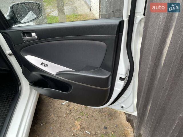 Белый Хендай Соларис, объемом двигателя 1.59 л и пробегом 250 тыс. км за 5200 $, фото 11 на Automoto.ua