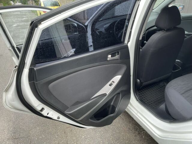 Белый Хендай Соларис, объемом двигателя 1.6 л и пробегом 260 тыс. км за 5500 $, фото 12 на Automoto.ua