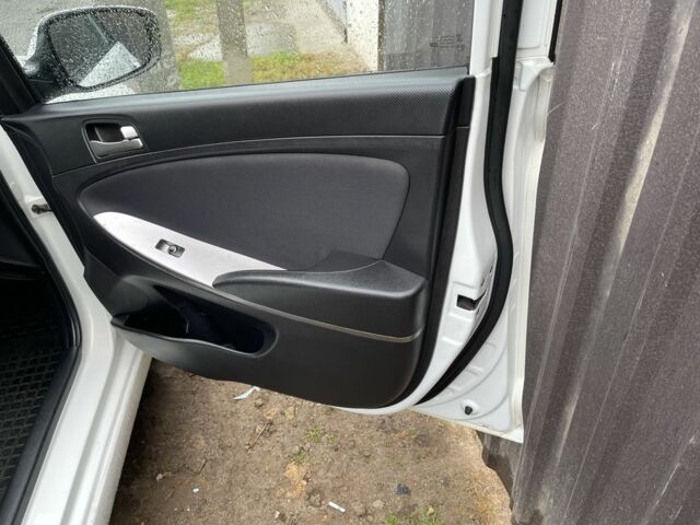 Белый Хендай Соларис, объемом двигателя 1.6 л и пробегом 260 тыс. км за 5500 $, фото 11 на Automoto.ua