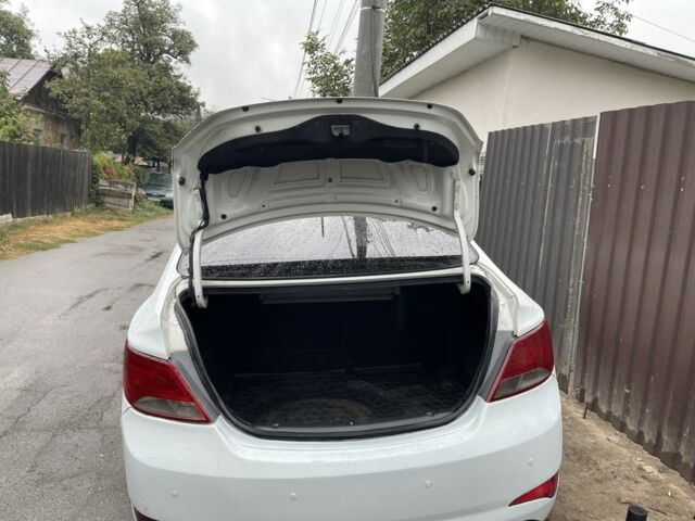 Белый Хендай Соларис, объемом двигателя 1.6 л и пробегом 260 тыс. км за 5500 $, фото 16 на Automoto.ua