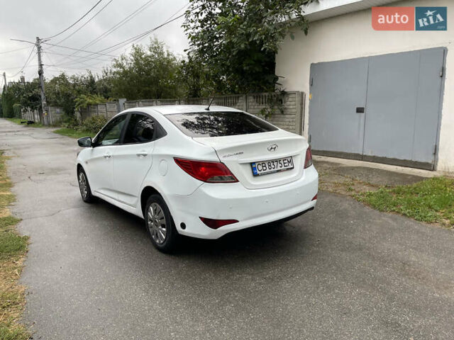 Белый Хендай Соларис, объемом двигателя 1.59 л и пробегом 250 тыс. км за 5200 $, фото 4 на Automoto.ua