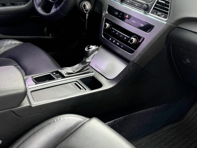 Белый Хендай Соларис, объемом двигателя 2 л и пробегом 387 тыс. км за 263 $, фото 17 на Automoto.ua