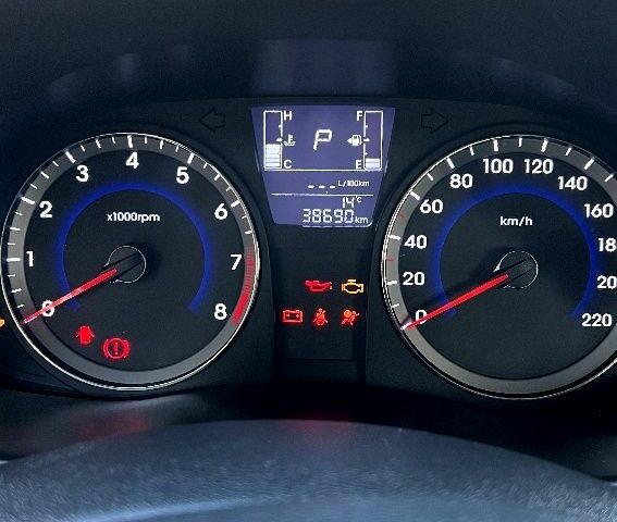 Сірий Хендай Соларіс, об'ємом двигуна 1 л та пробігом 38 тис. км за 10800 $, фото 4 на Automoto.ua