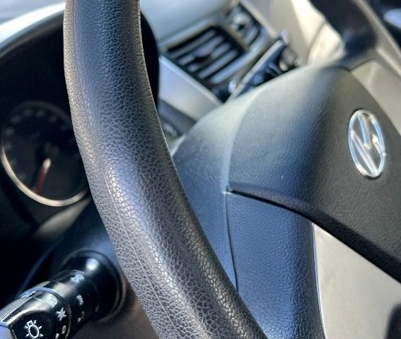 Сірий Хендай Соларіс, об'ємом двигуна 1 л та пробігом 38 тис. км за 10800 $, фото 5 на Automoto.ua